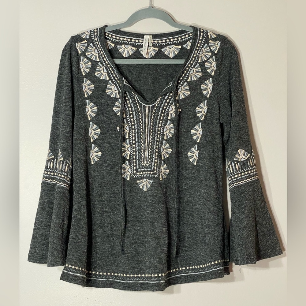 MüR MüR S Boho Tunic Top 
Bell sleeves, dark, gray
Embroidery, ties at the neck